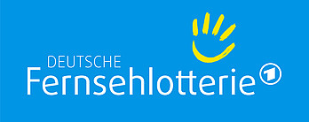 Logo der Deutschen Fernsehlotterie: In weißer Schrift ist über dem Wortteil &quot;Fernseh&quot; das Wort &quot;Deutsche&quot; angeordnet. Über &quot;lotterie&quot;, gefolgt von einer eins im Kreis (ebenfalls in weiß), zeigt sich eine gelbe Strichzeichnung, die wie der Abdruck einer Hand wirkt.